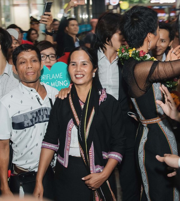 Ý nghĩa sợi dây chuyền vàng Hhen Niê tặng mẹ 8/3 khiến dân mạng xúc động-6