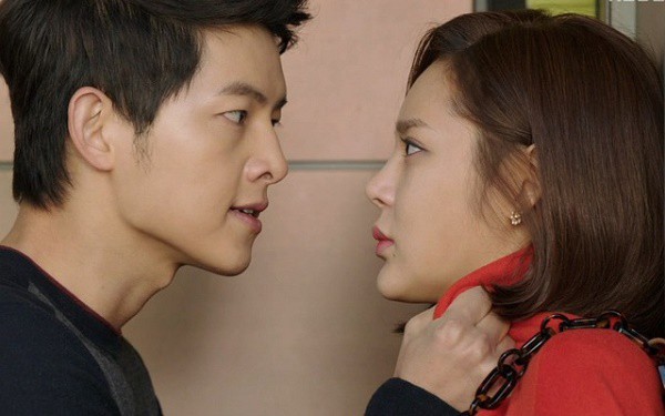 Vợ nhận được lời đề nghị không tưởng từ người đàn ông bàn kế bên khi bị chồng tát cháy má-1