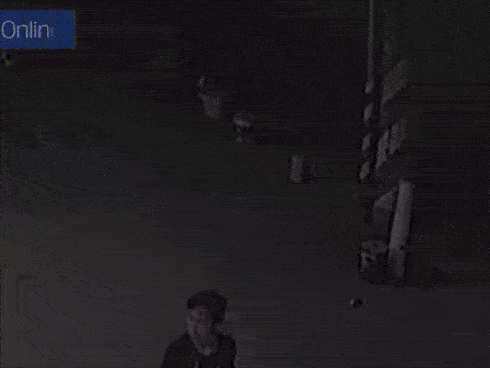 Bé trai tụt vào miệng bồn cầu không thể thoát vì mải chơi game-1