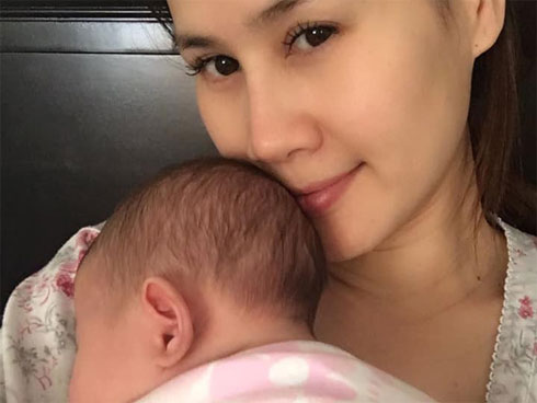 Thân Thúy Hà lần đầu khoe ảnh cận mặt con gái 1 tháng tuổi bụ bẫm đáng yêu-5