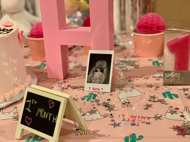 Đầy tháng con gái Thân Thúy Hà, cư dân mạng mới phát hiện ra điều này-3