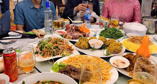 Cô dâu lên mạng than lỗ nặng vì đãi tiệc hơn 4 triệu/mâm, khách đi 3 người mừng 200 nghìn, dân mạng cãi nhau chí chóe-1