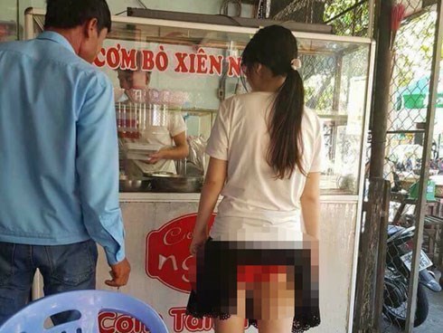 Hội chị em chẳng biết nên thương hay trách với tình huống hớ hênh của một mẹ bầu để váy vướng vào nội y