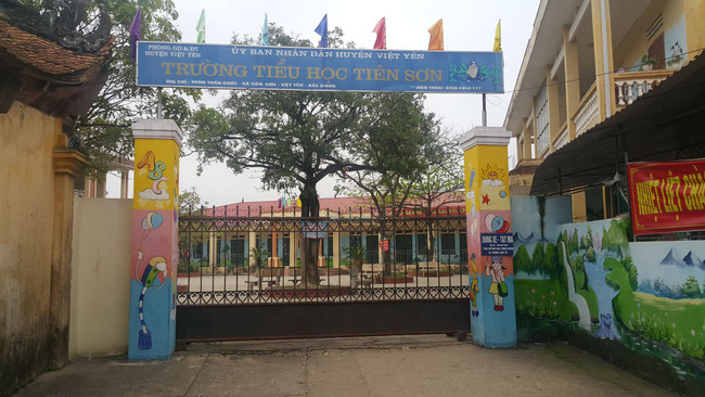 Vụ giáo viên bị tố dâm ô học sinh: Đại diện chính quyền bác bỏ thông tin ông M. sàm sỡ ở khu vực nhà vệ sinh-4