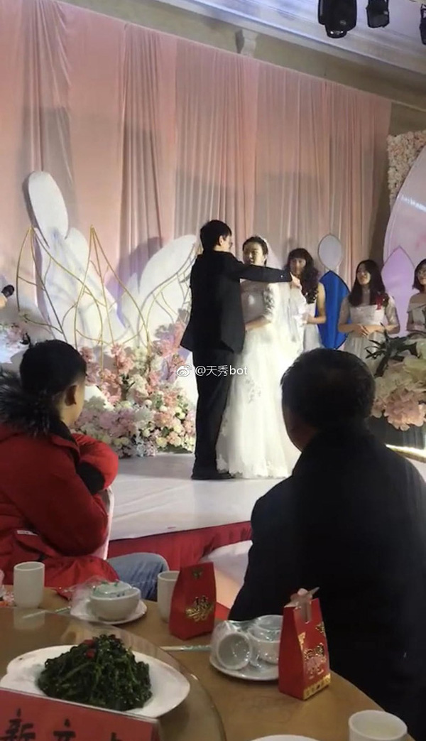 Đám cưới nhưng không đủ phù dâu, cô dâu chú rể nhanh trí xử lý khiến dân mạng được phen cười lăn lộn-1