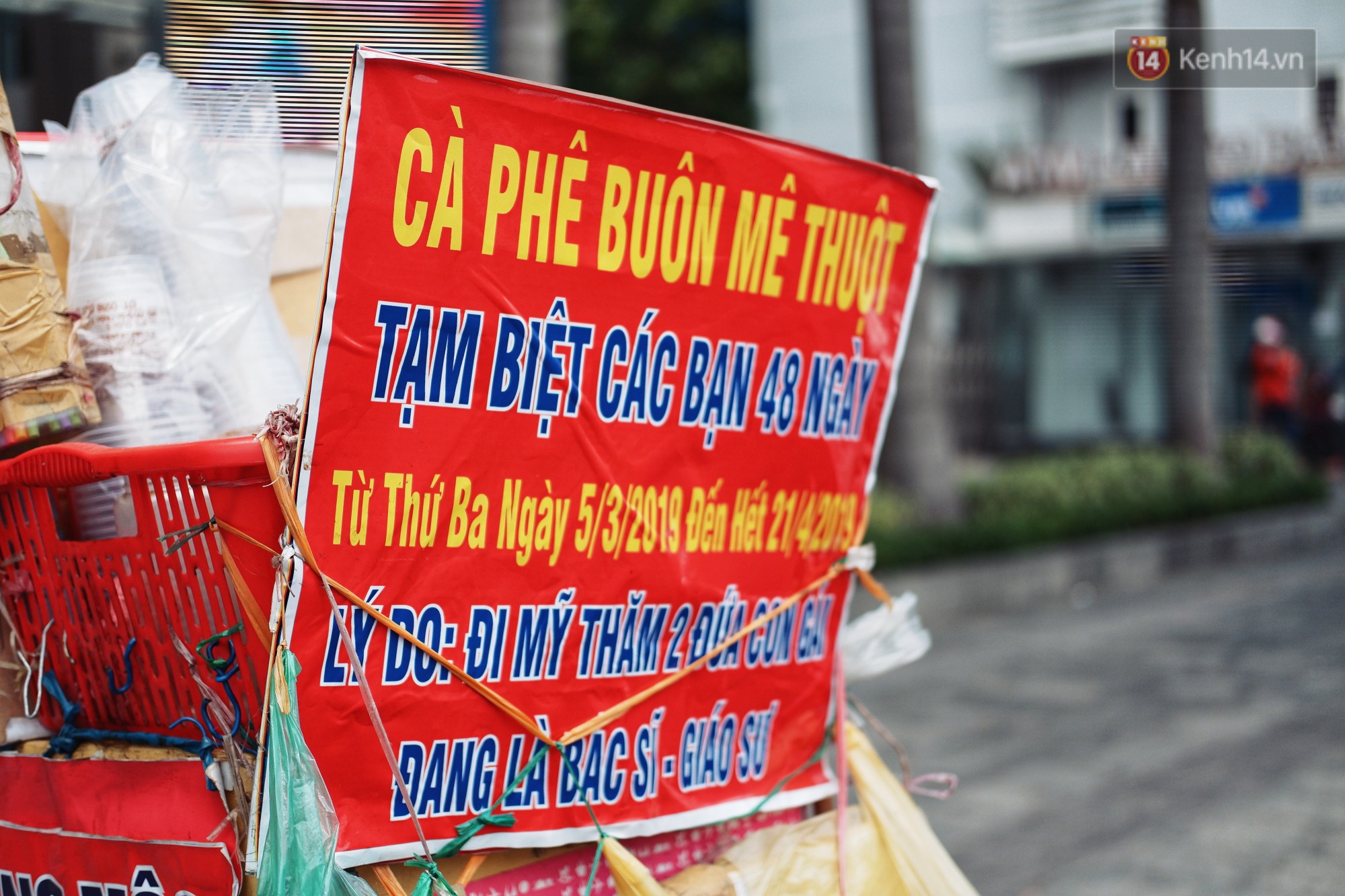 Chuyện đời của người cha sau tấm bảng thông báo đầy tự hào: Vợ mất, phải bán nhà để có tiền cho 2 cô con gái ăn học bên đất Mỹ-1