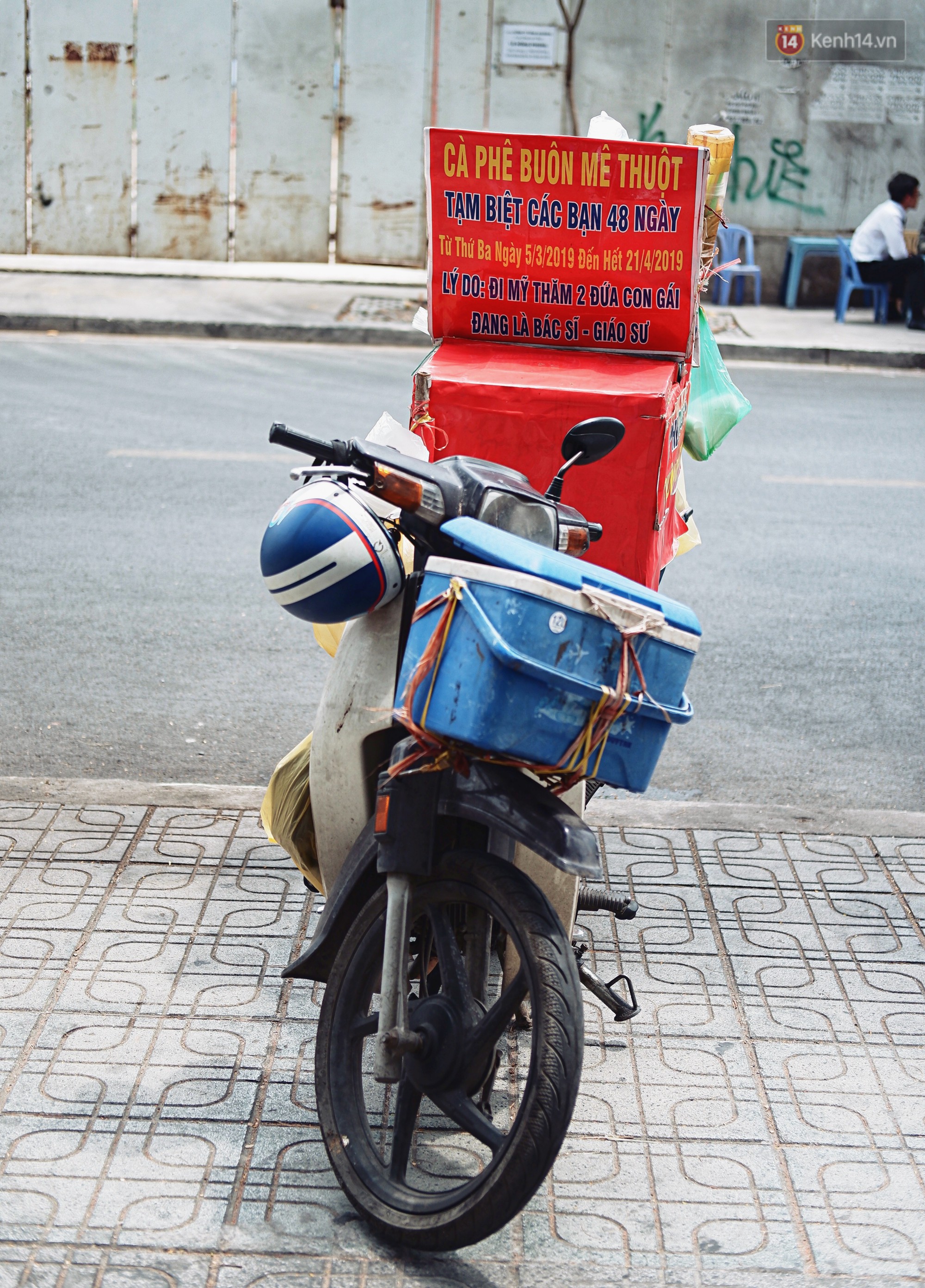Chuyện đời của người cha sau tấm bảng thông báo đầy tự hào: Vợ mất, phải bán nhà để có tiền cho 2 cô con gái ăn học bên đất Mỹ-3
