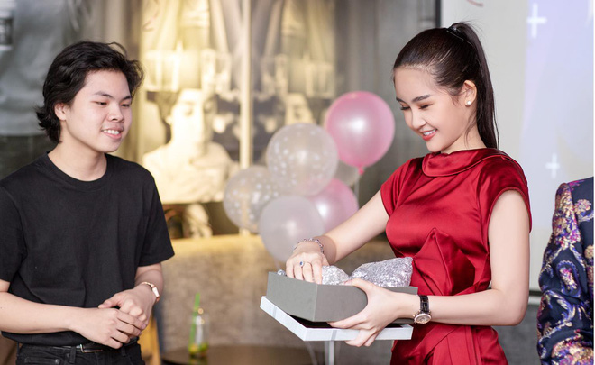 Ngân Anh so với thời mới đăng quang: Nhan sắc ngày càng khác lạ, môi không còn sưng phồng-9