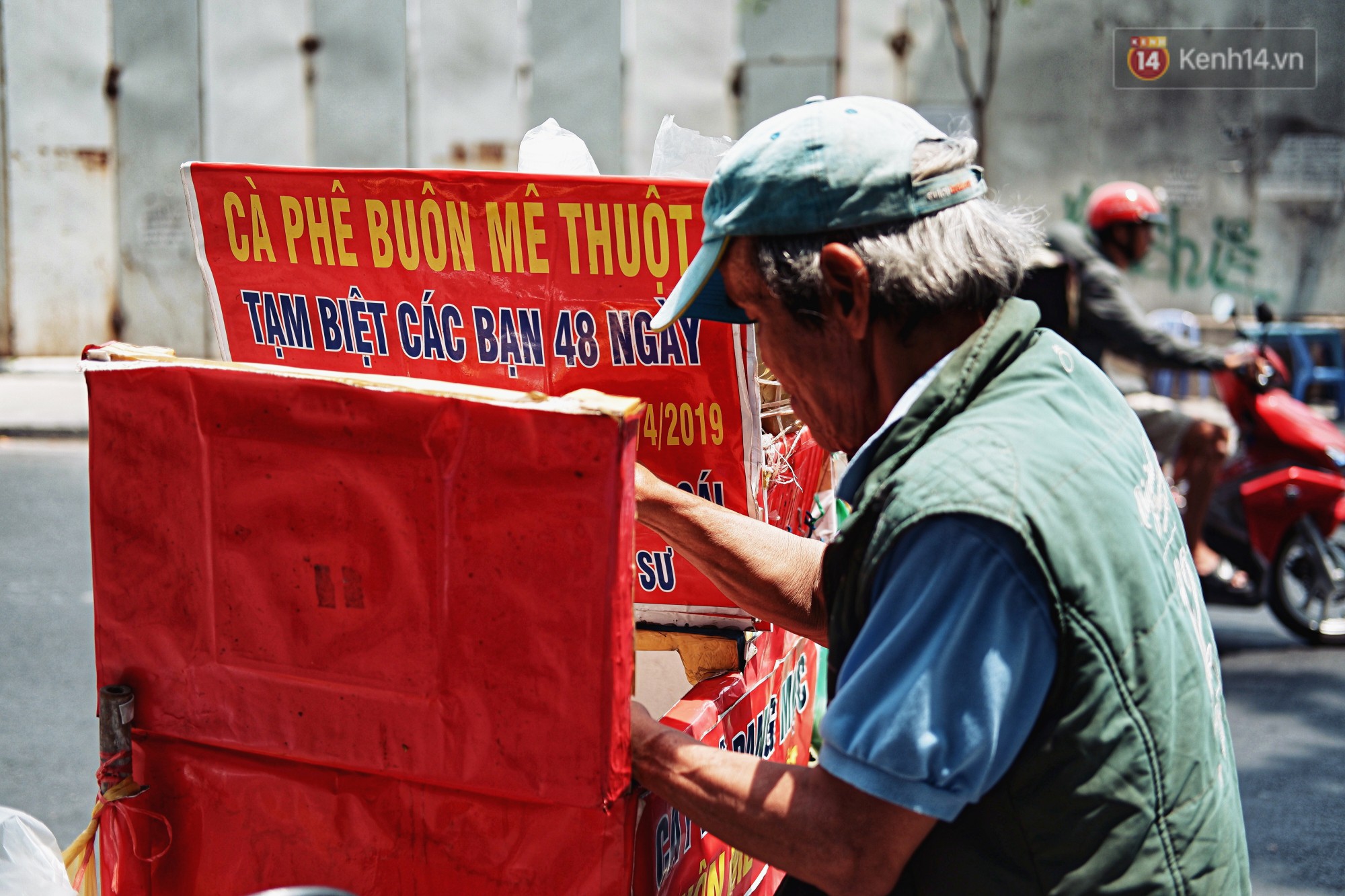 Chuyện đời của người cha sau tấm bảng thông báo đầy tự hào: Vợ mất, phải bán nhà để có tiền cho 2 cô con gái ăn học bên đất Mỹ-5