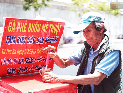 Nam thanh niên nằm bất động vì bị miếng gỗ công trình rơi trúng đầu, nát mũ bảo hiểm-4