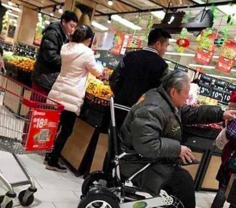 Bất ngờ trước cảnh tượng già nua tiều tụy của ngôi sao võ thuật Hồng Kim Bảo-2