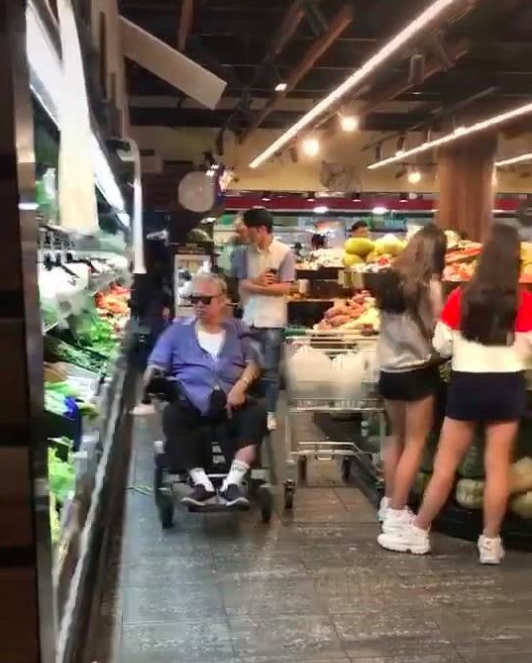 Bất ngờ trước cảnh tượng già nua tiều tụy của ngôi sao võ thuật Hồng Kim Bảo-1