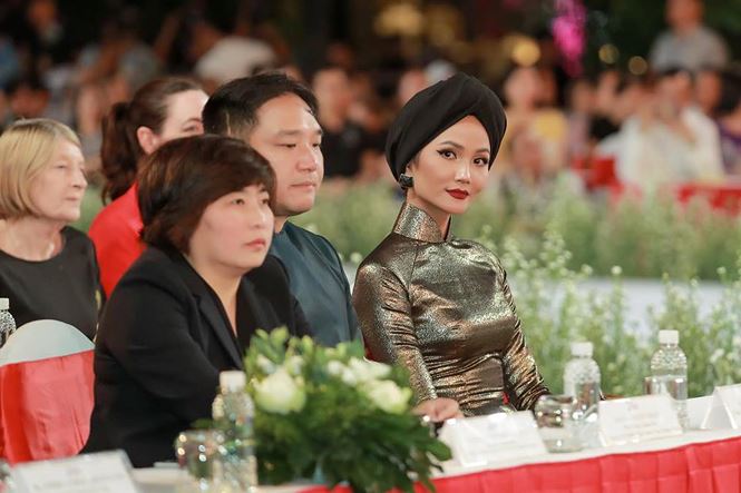 Tiểu Hoa hậu nhà Hà Kiều Anh xinh như thiên thần trình diễn áo dài-10