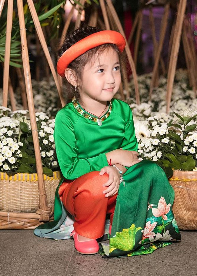 Tiểu Hoa hậu nhà Hà Kiều Anh xinh như thiên thần trình diễn áo dài-4