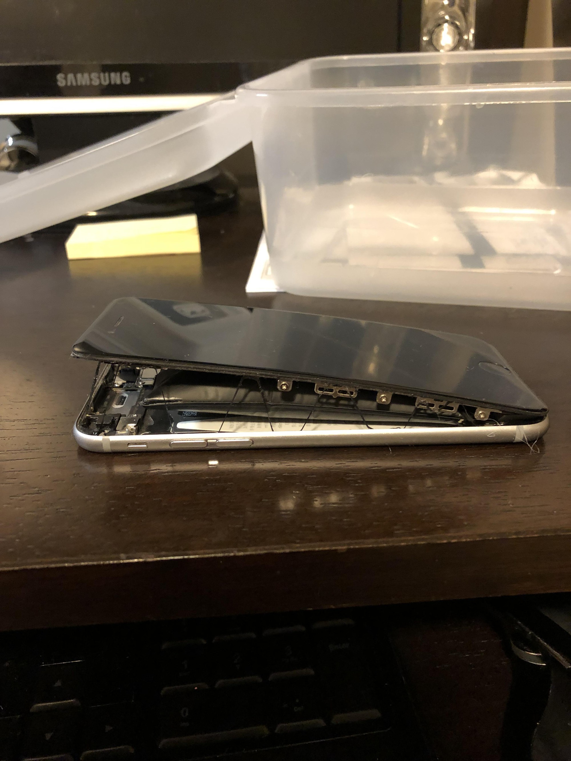 Đây là hậu xảy ra nếu liên tục vắt kiệt sức iPhone, pin chai chục năm vẫn không chịu thay sửa-1