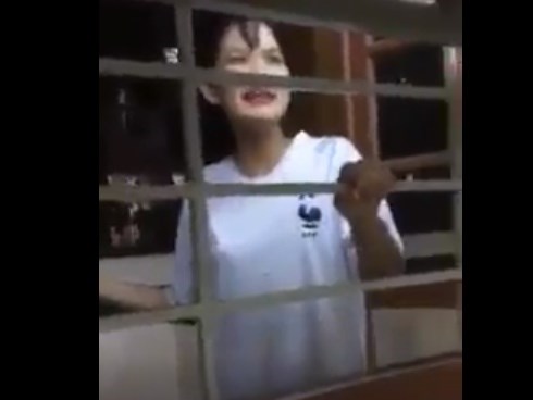 Bị bạn nhốt ở ngoài, cô gái giả giọng lồng tiếng phim Trung Quốc cực đáng yêu
