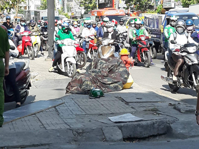 Nam thanh niên nằm bất động vì bị miếng gỗ công trình rơi trúng đầu, nát mũ bảo hiểm-1