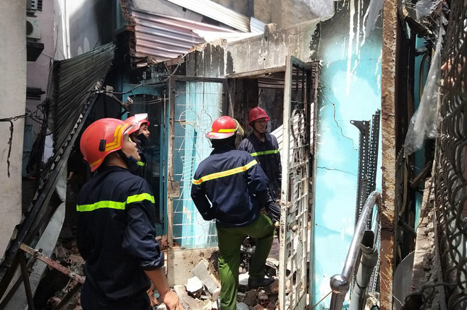2 căn nhà ở Sài Gòn bất ngờ bị cháy rụi rồi đổ sập, gia chủ đến hiện trường gào khóc-2