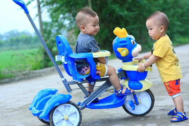 La cà sau tan học, bé trai lớp 1 úp mặt xuống ruộng, ảnh đời thường gây ngỡ ngàng-5