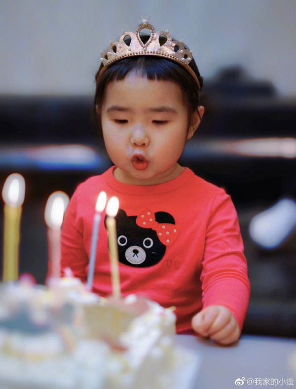 Cô bé thánh ăn ngày nào từng khiến hàng triệu bố mẹ khao khát giờ đây gây sốt với vẻ ngoài lung linh và vẫn ăn cả thế giới-3