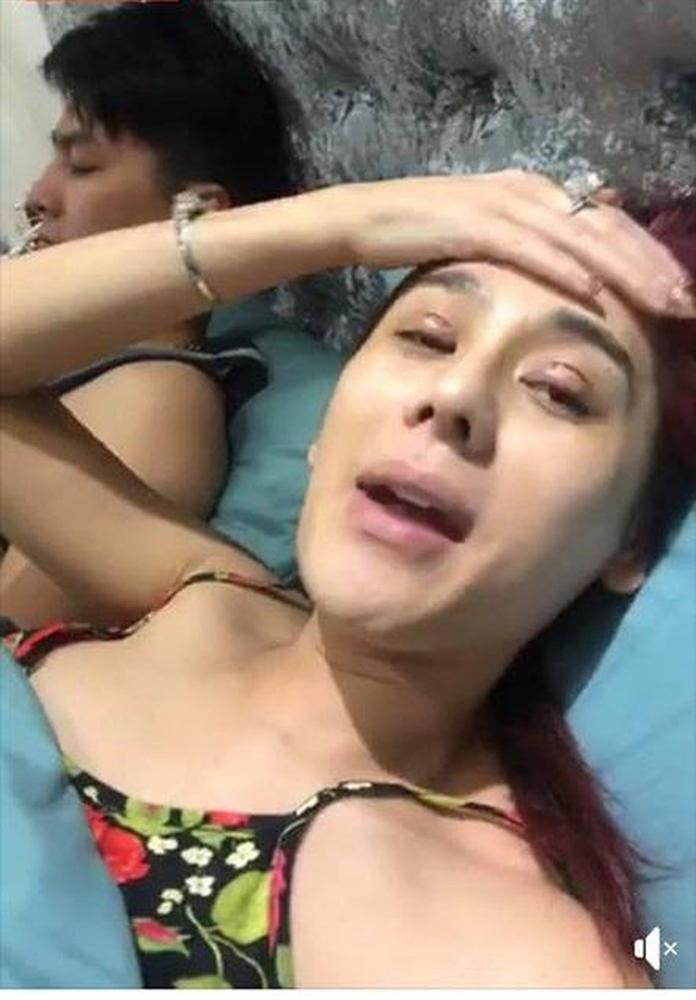 Hết gây sửng sốt với ảnh livestream cắt mí sưng vù, Lâm Khánh Chi lại tiếp tục bơm môi trùng tu nhan sắc-5