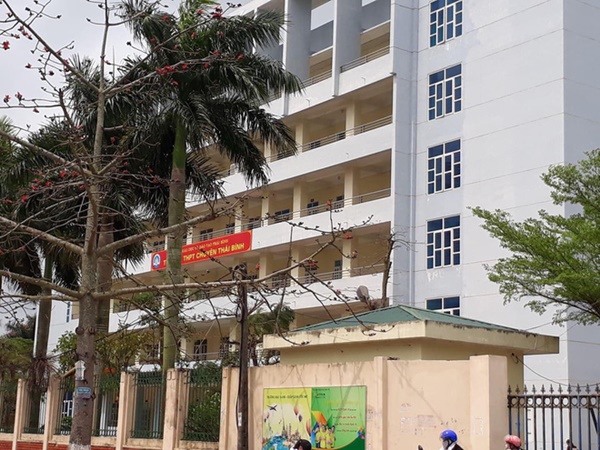 Tạm đình chỉ công tác thầy giáo bị tố nhắn tin gạ tình nữ sinh lớp 10-1