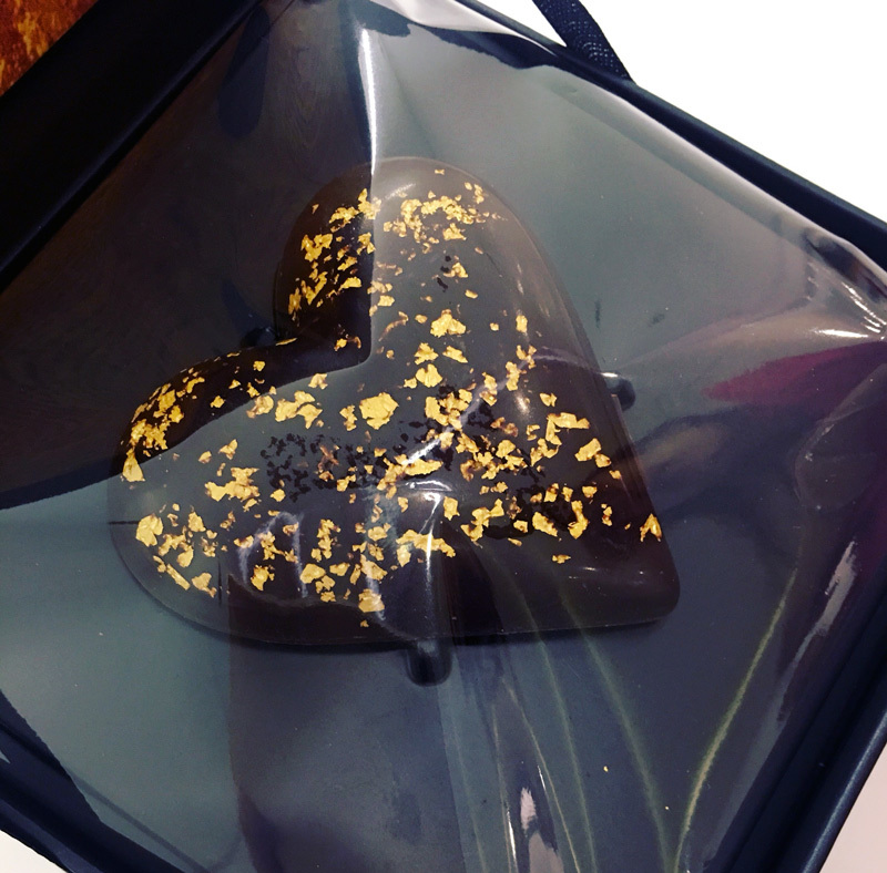 Socola rắc vàng: Thanh niên nghiến răng mua quà cầu hôn bạn gái 8/3-1