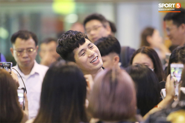 Trở về sau 3 tháng dưỡng thương tại Hàn Quốc, Đình Trọng khiến sân bay Nội Bài náo loạn lúc nửa đêm-1