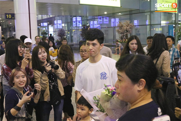 Trở về sau 3 tháng dưỡng thương tại Hàn Quốc, Đình Trọng khiến sân bay Nội Bài náo loạn lúc nửa đêm-2
