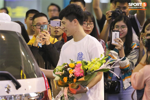 Trở về sau 3 tháng dưỡng thương tại Hàn Quốc, Đình Trọng khiến sân bay Nội Bài náo loạn lúc nửa đêm-3