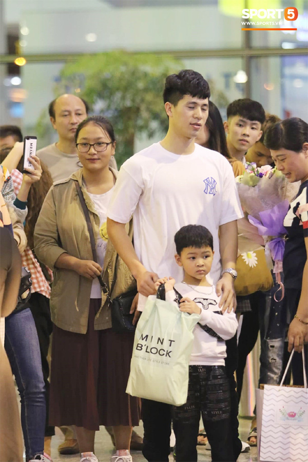 Trở về sau 3 tháng dưỡng thương tại Hàn Quốc, Đình Trọng khiến sân bay Nội Bài náo loạn lúc nửa đêm-4