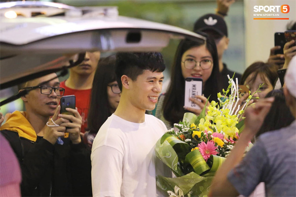 Trở về sau 3 tháng dưỡng thương tại Hàn Quốc, Đình Trọng khiến sân bay Nội Bài náo loạn lúc nửa đêm-5