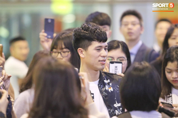 Trở về sau 3 tháng dưỡng thương tại Hàn Quốc, Đình Trọng khiến sân bay Nội Bài náo loạn lúc nửa đêm-6