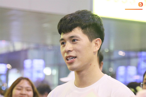 Trở về sau 3 tháng dưỡng thương tại Hàn Quốc, Đình Trọng khiến sân bay Nội Bài náo loạn lúc nửa đêm-8