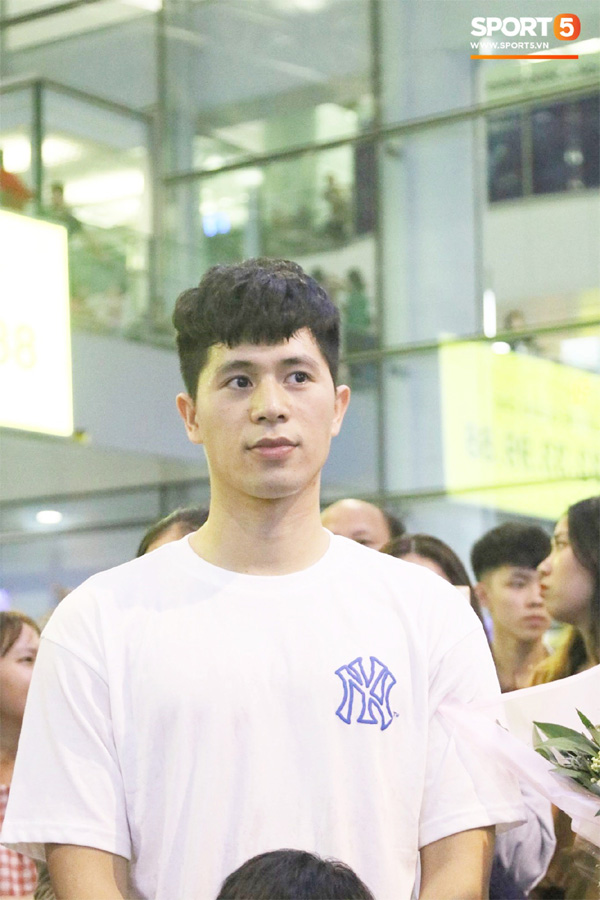 Trở về sau 3 tháng dưỡng thương tại Hàn Quốc, Đình Trọng khiến sân bay Nội Bài náo loạn lúc nửa đêm-9