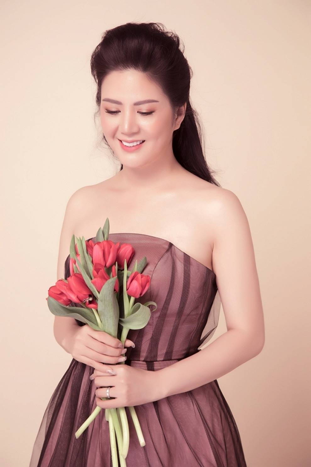 Nhan sắc mặn mà khó cưỡng của ca sĩ Đinh Hiền Anh sau khi kết hôn-7