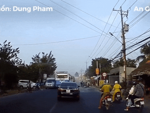 Xe tải nổ lốp khiến hai xe máy té văng ra đường