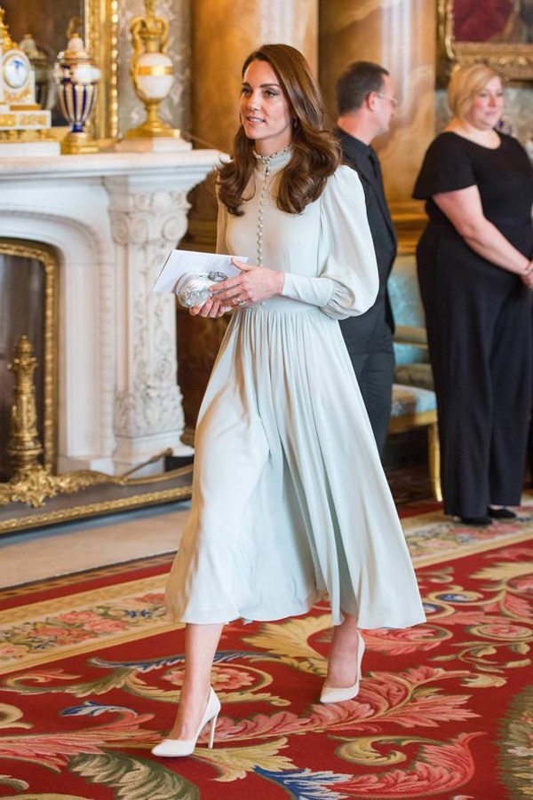 Công nương Kate và Meghan lần đầu tiên tái hợp, chạm mặt nhau kể từ Giáng sinh năm ngoái, hành động khác lạ của cả hai khiến dân tình chú ý-4