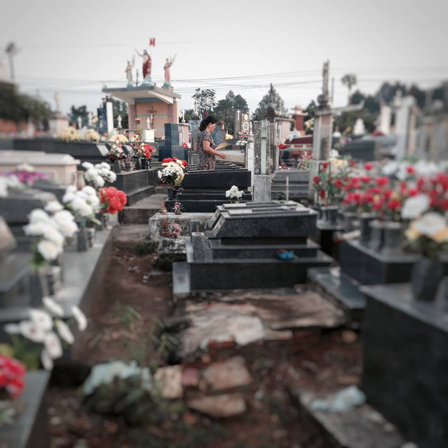 Câu chuyện về người đàn bà 10 năm chăm mộ con trai khiến MXH nghĩ về món quà ý nghĩa dành tặng mẹ nhân dịp 8/3-2