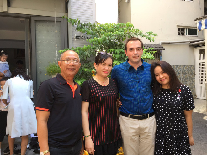 Con cưng sao Vbiz và cuộc sống nơi trời Tây: Người thắt lưng buộc bụng, người rửa chén, cọ toilet trang trải sinh hoạt phí-1