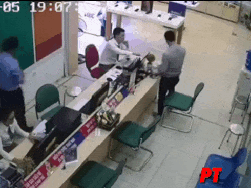 Tên cướp cầm điện thoại chạy vụt khỏi cửa hàng, phản ứng lạnh lùng của bảo vệ gây chú ý-1