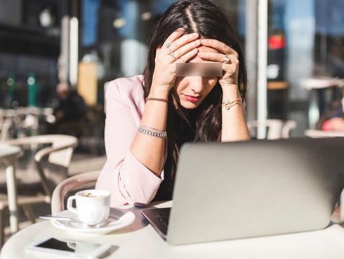 Xem máy tính của chồng, vợ chết đứng khi thấy ảnh khỏa thân của chị gái ruột
