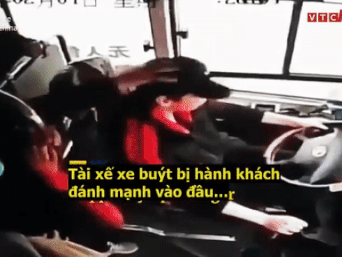Bị nhắc nhở không được hút thuốc trên xe, người phụ nữ nổi điên thắt cổ tài xế xe buýt-2