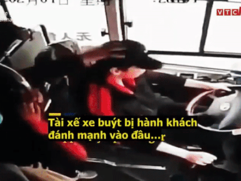 Khách nổi cáu đập đầu tài xế, xe buýt suýt lao xuống sông