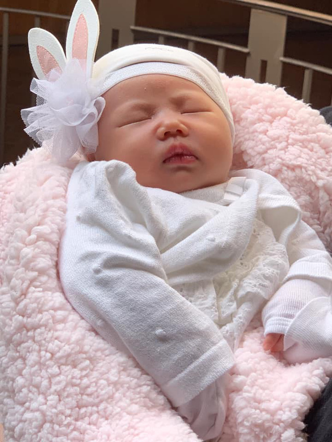 Thân Thúy Hà lần đầu khoe ảnh cận mặt con gái 1 tháng tuổi bụ bẫm đáng yêu-1