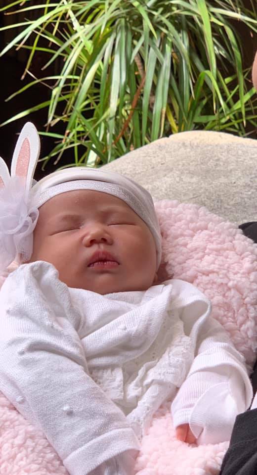 Thân Thúy Hà lần đầu khoe ảnh cận mặt con gái 1 tháng tuổi bụ bẫm đáng yêu-2