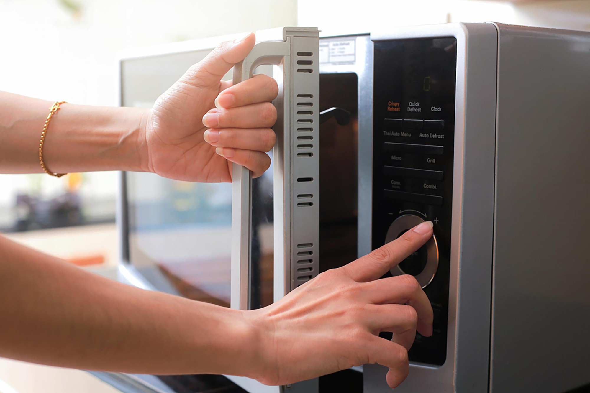 Những sai lầm khi dùng lò vi sóng nếu biết bạn cũng phải giật mình-1