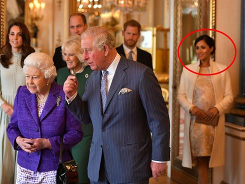 Khoảnh khắc Meghan bị gia đình Hoàng gia Anh “cô lập”, đứng lẻ loi một mình, cố gắng gượng cười khiến cộng đồng mạng xôn xao