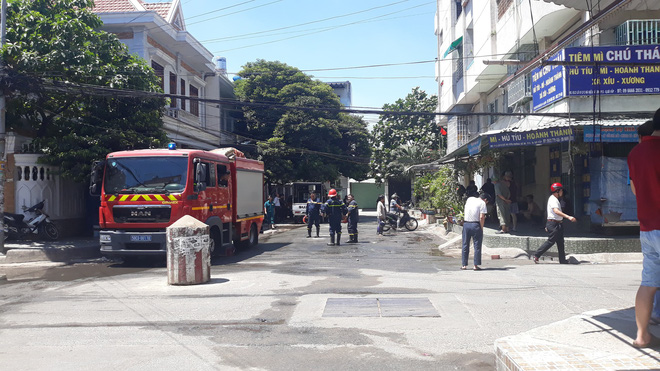 Chung cư ở Sài Gòn bốc cháy ngùn ngụt, cư dân ôm tài sản tháo chạy tán loạn giữa trưa-2