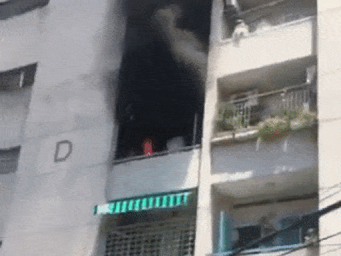 Nữ tiếp thị bia bật khóc tại hiện trường nam thanh niên bị đâm chết-3